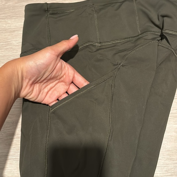 Lululemon Cropped Legging w Pockets - Picture 3 of 4